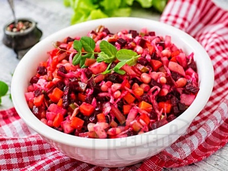 Руска салата с кисело зеле, бял боб от консерва, мариновано червено цвекло и чесън - снимка на рецептата
